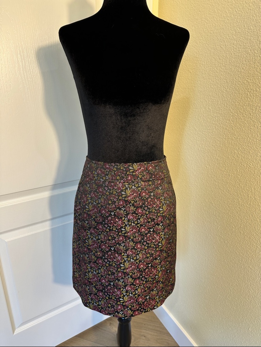 Ann Taylor LOFT Pink Floral Tapestry like Hydrangea Mini Skirt. Petite 0